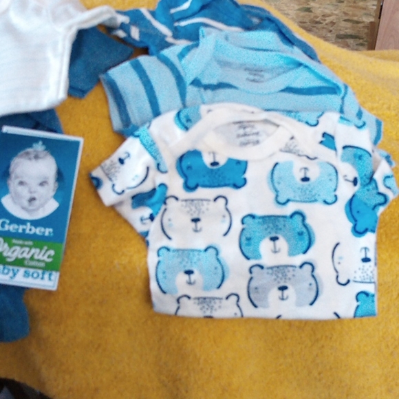 5 onesies.. 3 stripes 2 teddy bears - Picture 3 of 6